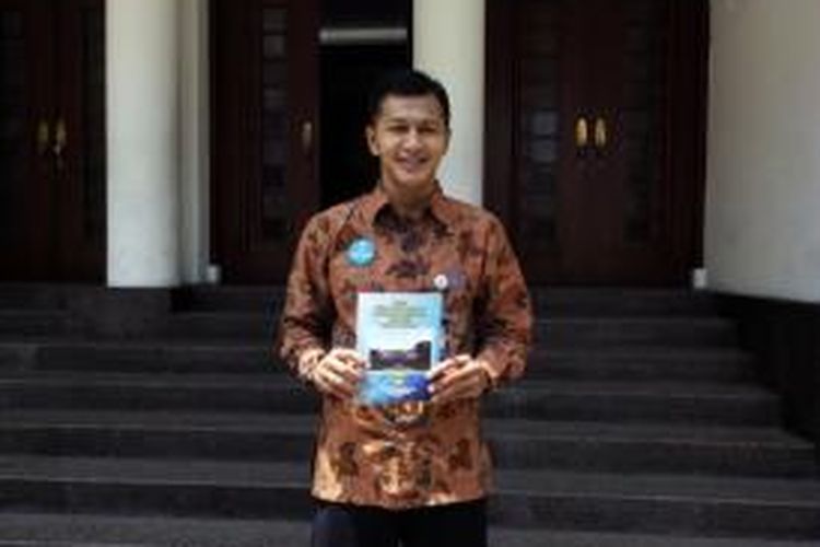 Mantan striker Timnas Zaenal Arif saat diwawancarai Kompas.com di Balai Kota Bandung, Kamis (22/10/2015). Zaenal Arif didaulat sebagai duta pajak Kota Bandung.