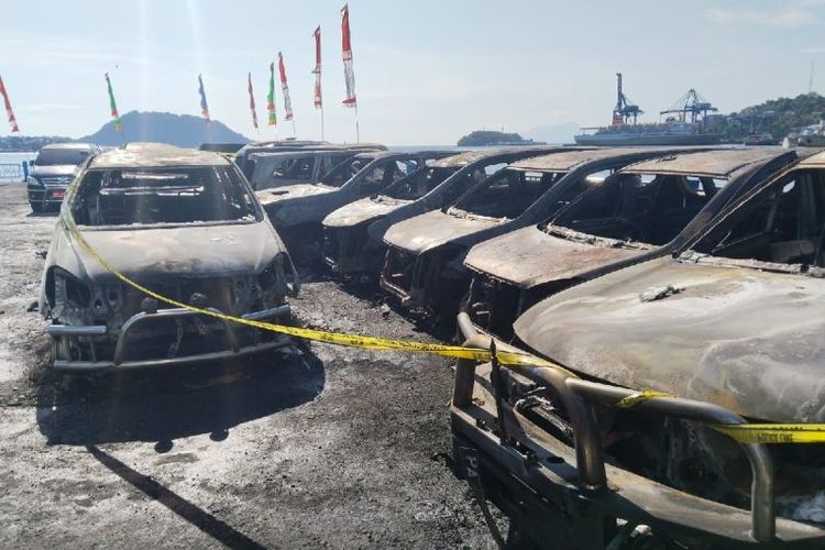 12 Unit kendaraan roda empat milik DPRD Papua, Rabu dini hari (23/8) ludes terbakar