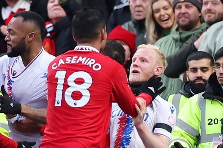 Gelandang Man United, Casemiro, saat mencekik pemain Crystal Palace, Will Hughes, yang membuatnya mendapatkan kartu merah, dalam pekan ke-22 Liga Inggris 2022-2023. Laga Man United vs Crystal Palace digelar di Stadion Old Trafford pada 4 Februari 2023. Terkini, Casemiro dipastikan absen melawan Leeds United, Kamis (9/2/2023) dini hari WIB. (Foto dari Alex Livesey/Getty Images) (Foto dari ALEX LIVESEY / GETTY IMAGES EUROPE / Getty Images via AFP)