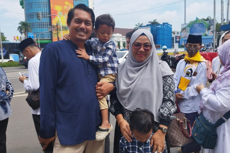 Rahmat (33), Hilda (30), dan kedua anaknya saat antre untuk open house Presiden Jokowi di Istana Negara, Jakarta, Rabu (10/4/2024).