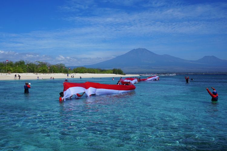 Bendera merah putih sepanjang 72 meter dikibarkan oleh 150 orang relawan dan nelayan di Pulau Tabuhan Banyuwangi Kamis (17/8/2017)