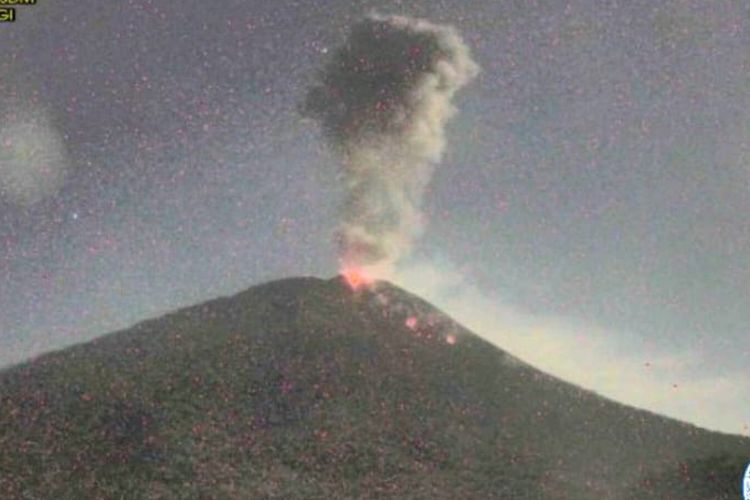 Visual Gunung Ile Lewotolok saat terjadi erupsi Selasa (27/2/2024)  pukul 21.20 Wita.