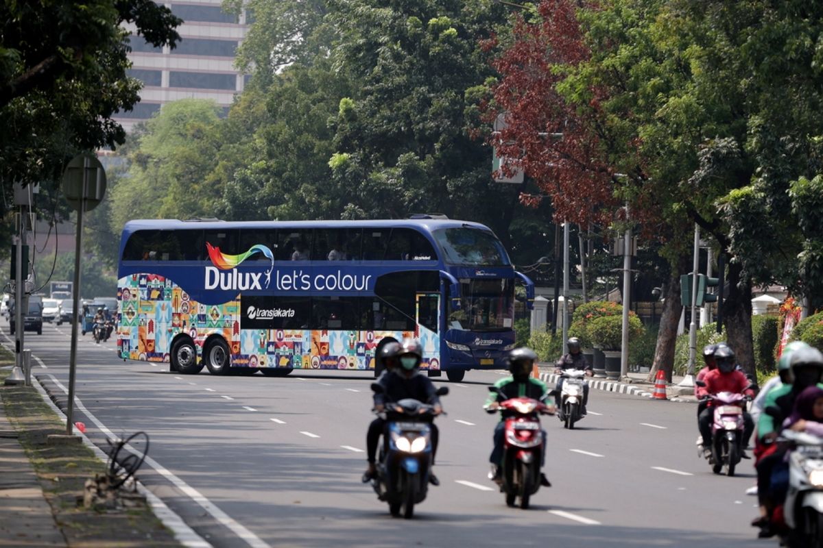 Bus tingkat pariwisata hibah dari AkzoNobel melintas di kawasan Jalan Medan Merdeka Selatan, Jakarta, Sabtu (20/5/2017). AkzoNobel, perusahaan cat dan pelapis produsen Dulux menghibahkan dua buah bus tingkat pariwisata kepada pemerintah provinsi DKI Jakarta melalui PT Transportasi Jakarta.  KOMPAS IMAGES/KRISTIANTO PURNOMO