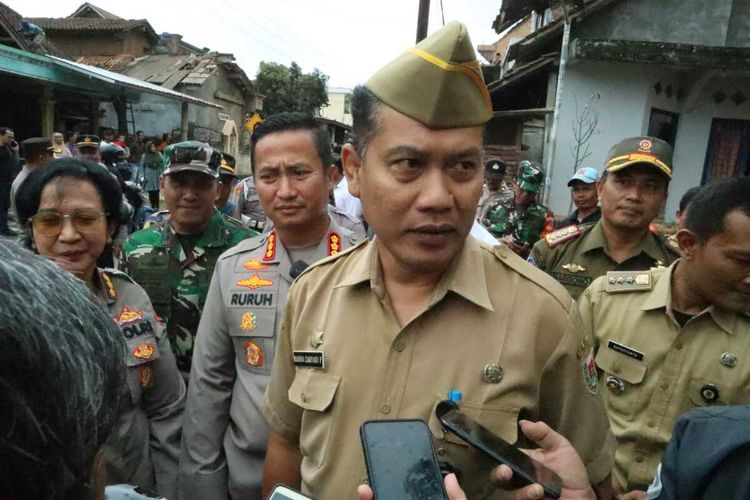 Asisten Perekonomian dan Pembangunan Sekretaris Daerah Kabupaten Magelang, Nanda Cahyadi Pribadi, di lokasi ledakan bahan petasan di Dusun Junjungan, Desa Giriwarno, Kecamatan Kaliangkrik, Kabupaten Magelang, Senin (27/3/2023).