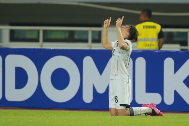 Penyerang Timnas U22 Indonesia Mauro Zijlstra ke gawang Timnas U22 Mali pada laga uji coba Timnas U22 Indonesia vs Mali, Selasa (18/11/2025), sebagai rangkaian persiapan menuju SEA Games 2025.