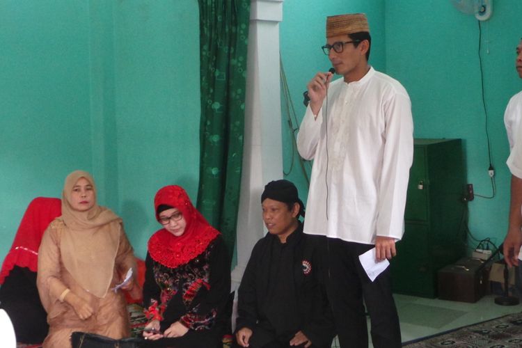 Calon wakil gubernur DKI Jakarta Sandiaga Uno saat menghadiri peringatan Maulid Nabi di Musala Darur Rahman, Kramatjati, Jakarta Timur, Jumat (3/3/2017).