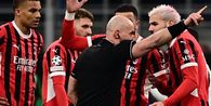 AC Milan Diamuk Suporter Sendiri, Bikin Sedih Alessandro Nesta