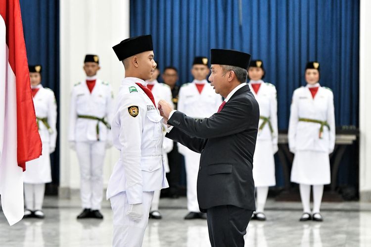 Pj Gubernur Jawa Barat Bey Machmudin saat mengukuhkan 52 anggota Paskibraka tingkat Jabar di Gedung Sate, Kota Bandung, Rabu (14/8/2024).