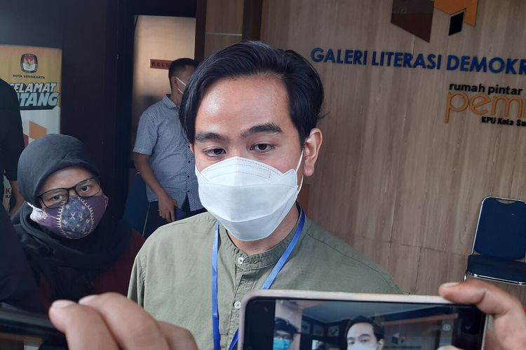 Calon wali kota Solo yang diusung PDI-P, Gibran Rakabuming Raka ditemui seusai rapat koordinasi debat di Kantor KPU Solo, Jawa Tengah, Senin (26/10/2020).