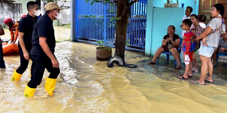 Gubernur Sumut Edy Rahmayadi meninjau banjir yang menggenangi Kota Tebingtinggi, Sabtu (28/11/2020)