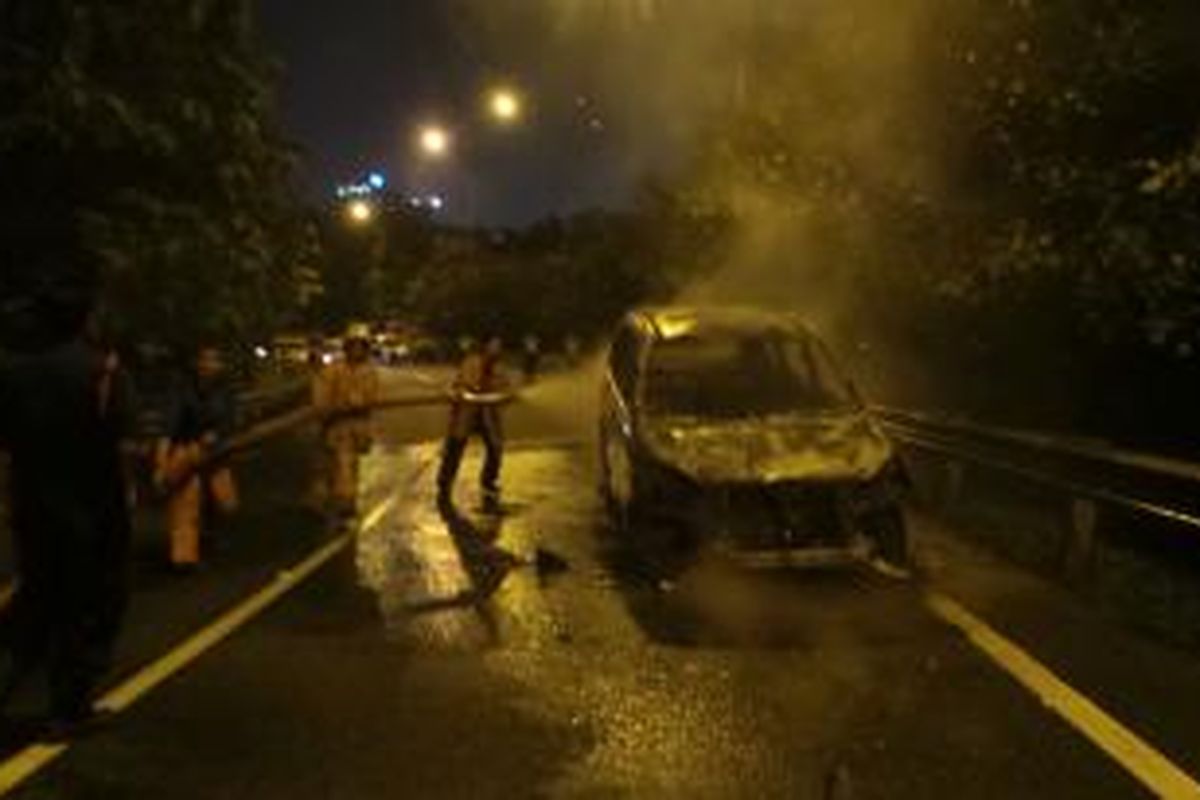 Mobil Daihatsu Xenia B 1782 PFO terbakar di tol Cawang arah Jagorawi. Jumat (8/8/2014)  malam