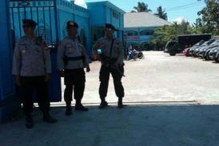 Polisi bersenjata lengkap, menjaga kompleks Masjid Ponpes Darus Sholihin, Desa Puger Kulon Kecamatan Puger, Jember Jawa Timur, saat Sholat Jumat, (13/9/13) 