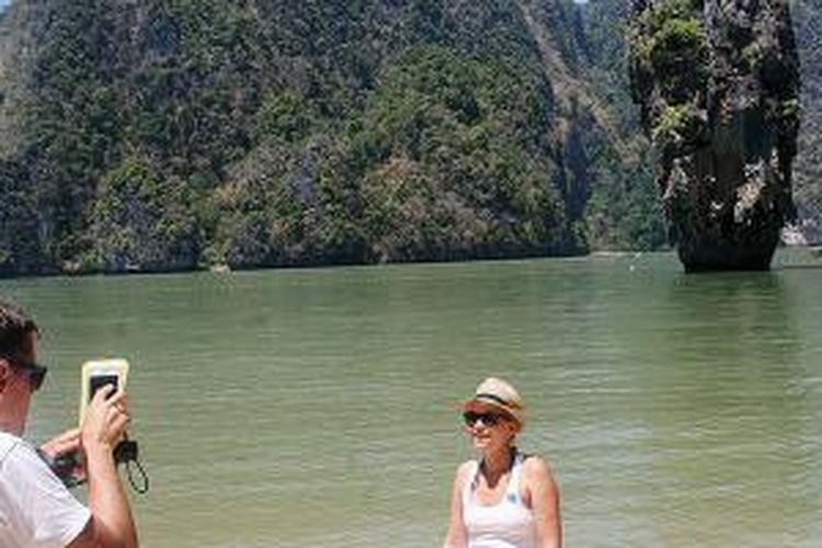 Wisatawan berfoto di James Bond Island, Phuket, Thailand, akhir Februari lalu. Tempat yang dulu bernama Phang Nga Bay ini menjadi lebih dikenal dengan nama James Bond Island sejak menjadi lokasi shooting film The Man with the Golden Gun yang menampilkan si agen rahasia yang diperankan Roger Moore pada 1974.