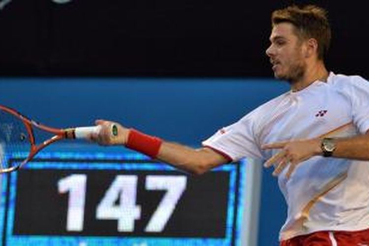 Petenis Swiss, Stanislas Wawrinka memukul bola ke arah petenis Spanyol, Rafael Nadal saat bertemu di laga final Australian Open, di Rod Laver Arena, Melbourne Park, Minggu (26/01/2014).