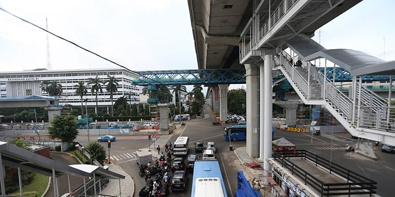Kondisi tangga halte Transjakarta CSW, Trunojoyo, Jakarta Selatan, Jumat (6/1/2017). Halte yang berada di koridor 13 (Ciledug-Tendean) ini menuai kritik dari sejumlah pihak sebab dianggap terlalu tinggi bagi para pengguna.