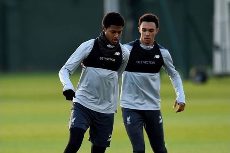 Rhian Brewster bersama Alexander Arnold dalam latihan Liverpool