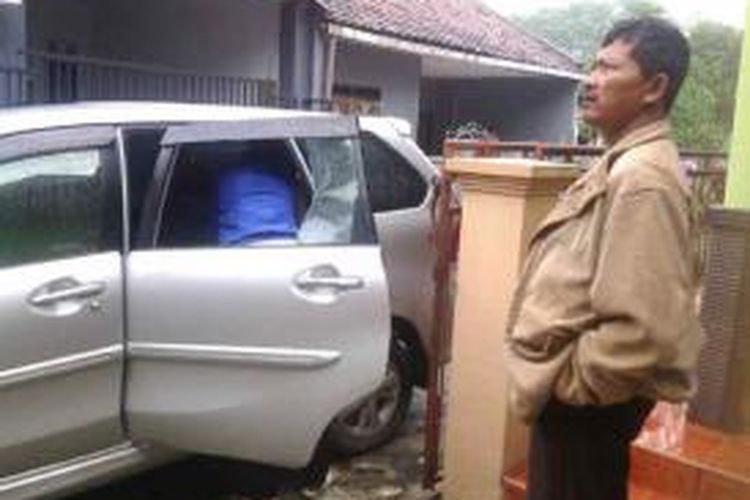 Pencuri memecah kaca mobil dinas Panwaslu Kabupaten Malang, Jawa Timur, dan mengambil laptop data pemilih yang disimpan di dalamnya, Kamis (12/12/2013).