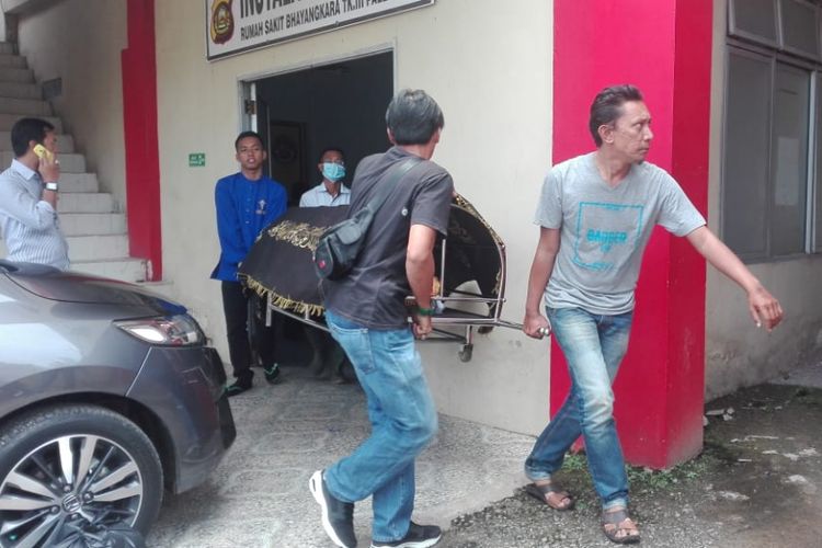 Jenazah Ari juru parkir yang tewas terkena peluru nyasar ketika berada di rumah sakit Bhayangkara Palembang, Senin (8/10/2018). Ari tewas setelah peluru bersarang dibagian leher sebelah kiri.
