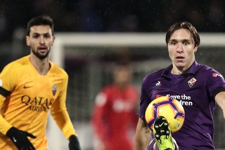 Javier Pastore coba mengejar Federico Chiesa pada pertandingan Fiorentina vs AS Roma dalam lanjutan Coppa Italia, 30 Januari 2019.