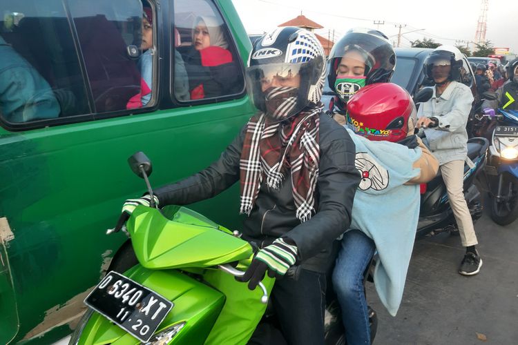 Pemudik motor melintas di Jalan Raya Bandung-Garut, depan Kahatex, Kamis (30/5/2019) pagi. AAM AMINULLAH/KOMPAS.com