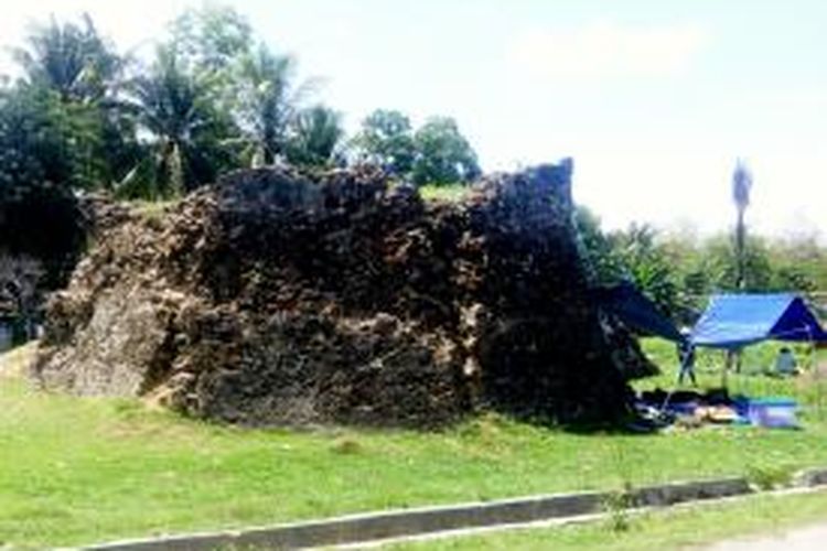 Salah satu bangunan benteng Mas yang berada tepat di pinggir jalan di Kabupaten Gorontalo Utara. Penggalian pada reruntuhan benteng ini mendapatkan struktur pondasi yang berada di bawah permukaan tanah.