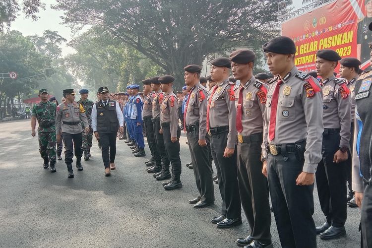 Gubernur Jawa Barat Ridwan Kamil, Kapolda Jabar, Irjen Pol Akhmad Wiyagus dan beberapa pejabat lainnya tengah melakukan pengecekan anggota dalam apel Operasi Ketupat Lodaya di Jalan Diponegoro, Kota Bandung, Senin (17/4)2023).