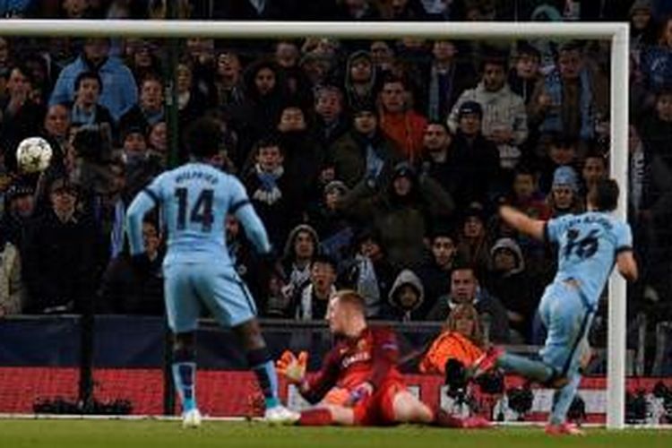 Penyerang Manchester City, Sergio Aguero, mencetak gol ke gawang Barcelona, pada pertandingan leg pertama perempat final Liga Champions, di Stadion Etihad, Selasa atau Rabu (25/2/2015) dini hari WIB. 