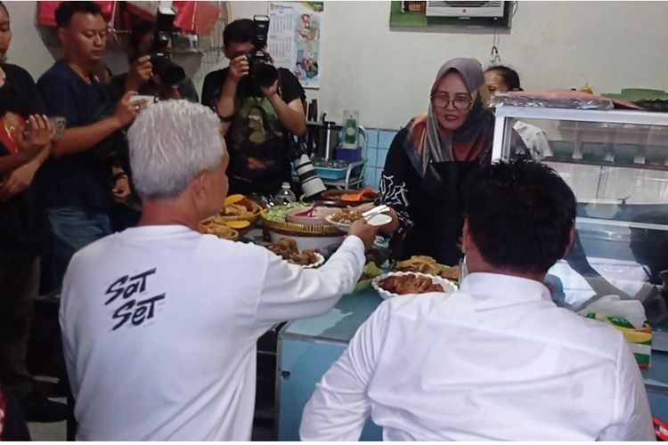 Tiwi, pemilik warjng makan Sasa yang berada di kawasan pasar sayur Magetan, melayani sarapan Ganjar Pranowo. Pagi ini Ganjar Pranowo melakukan kampanye di Kabupaten Magetan dan Ponorogo. Di Magetan Ganjar mendatangi pasar Sayur Magetan.