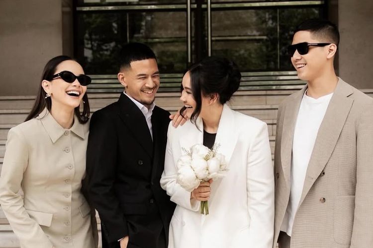 Gaya Kompak nan Simpel Alyssa dan Al Ghazali di Pernikahan Kakaknya 