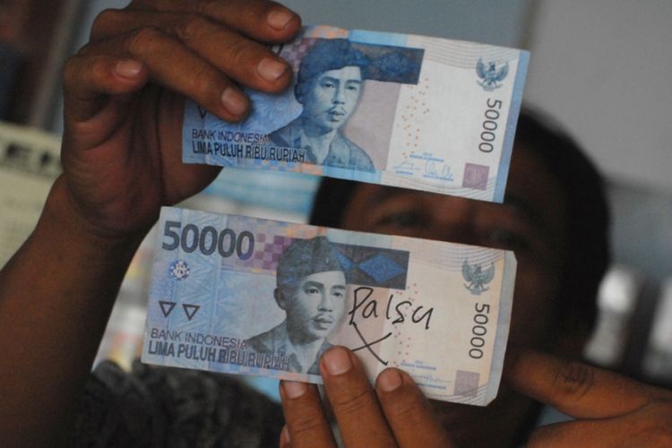 Pedagang Toko Kelontong di Purwodadi tunjukkan beberapa lembar uang palsu yang diterima dari pembeli, Rabu (3/5/2017)