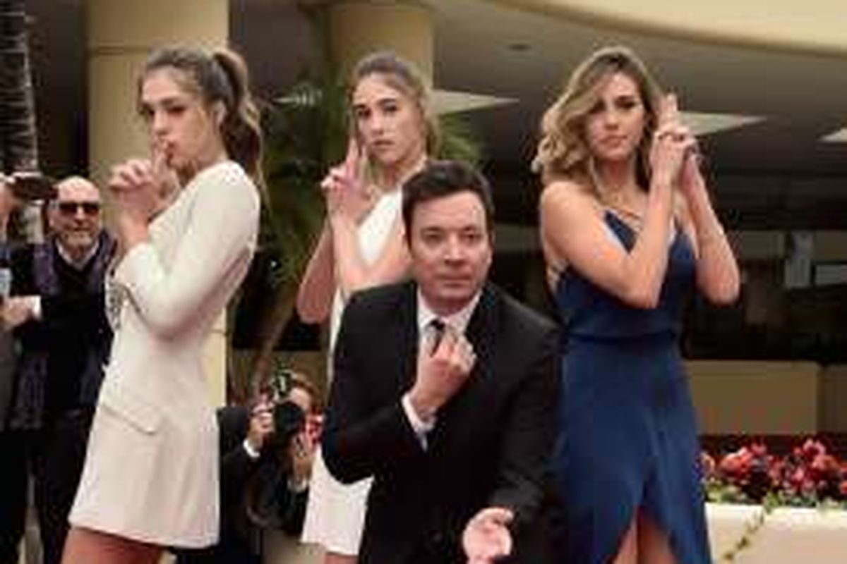 Pembawa acara Golden Globe Awards 2017, Jimmy Fallon, berpose ala Charlie's Angels dengan para Miss Golden Globe, yakni Sophia Stallone, Sistine Stallone, dan Scarlet Stallone di The Beverly Hilton Hotel, Beverly Hills, pada 4 Januari 2017.