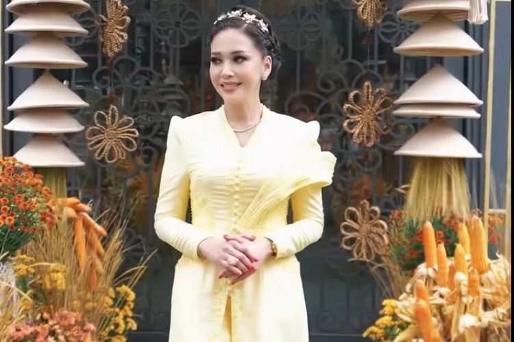 Maia Estianty tampil anggun di lamaran El Rumi?Syifa Hadju. Dari kebaya butter yellow hingga cincin statement, ini 9 detail gayanya.