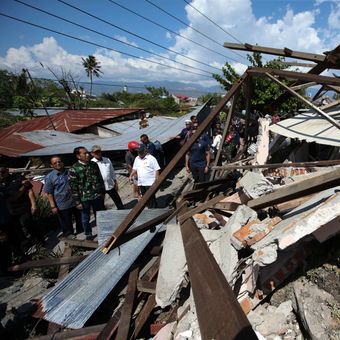 Presiden Joko Widodo mengunjungi Perumnas Balaroa, Kota Palu, Sulawesi Tengah,  Minggu (30/9/2018). Gempa bermagnitudo 7,4 yang mengguncang Donggala dan Palu mengakibatkan ribuan bangunan rusak dan sedikitnya 420 orang meninggal dunia.