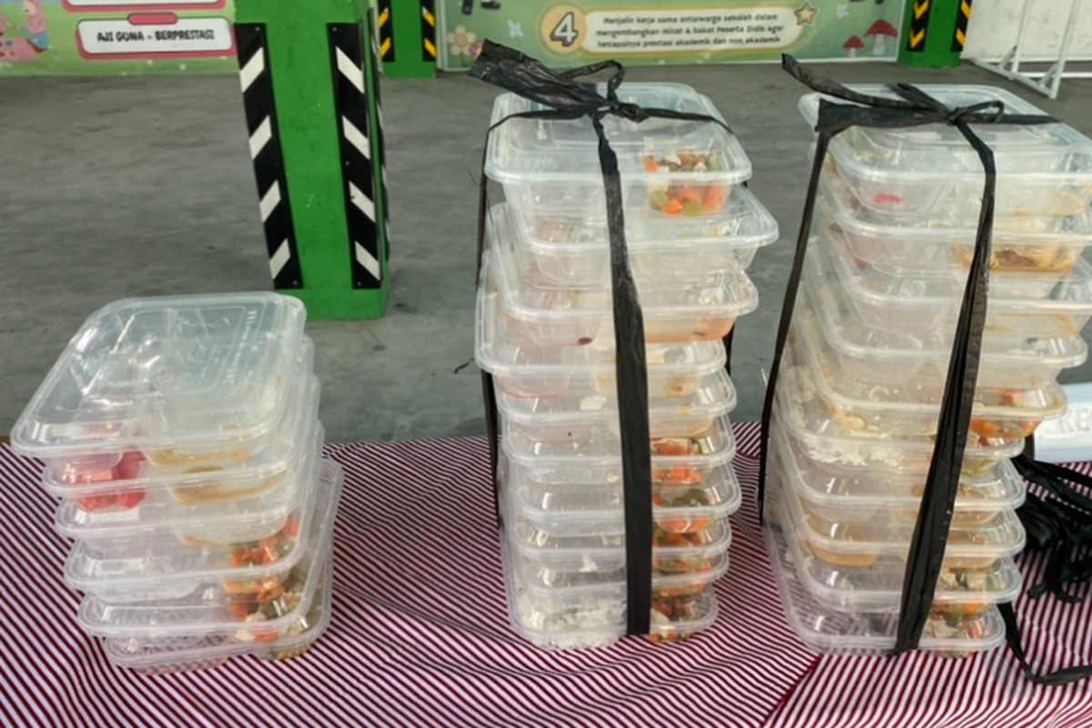 Limbah plastik makan bergizi gratis di Surabaya, Jumat (17/1/2025).