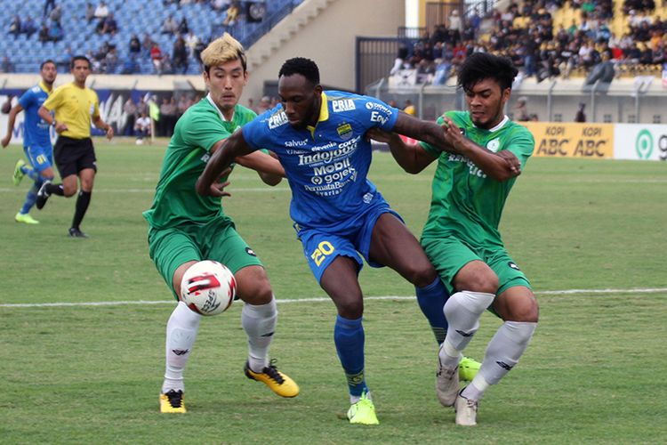 Calon pemain Persib Bandung, Geoffrey Castillion (tengah), mencoba melewati hadangan dua pemain belakang Melaka United, saat kedua kesebelasan bertemu dalam uji tanding, di Stadion Si Jalak Harupat, Kabupaten Bandung, Sabtu (1/2/2020). 