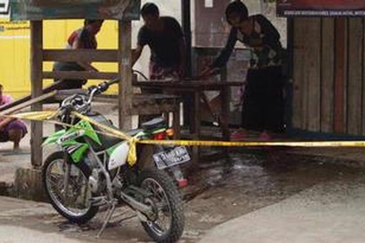 Warga membersihkan bekas darah di lokasi penembakan adik kandung John Kei, Fransiskus Refra alias Tito Refra Kei, di Jalan Titian Raya Indah, Kalibaru, Medan Satria, Bekasi, Jawa Barat, Sabtu (1/6/2013). Dalam peristiwa tersebut Tito Kei dan pemilik warung bernama Ratim tewas.