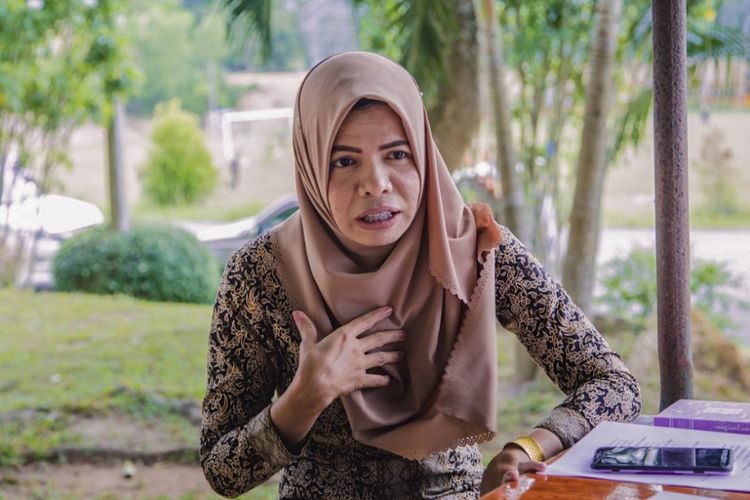 Seorang aktivis yang bersuara lantang sejak kuliah, Cikgu Che tidak takut untuk mempertahankan keyakinannya, terutama Bahasa Melayu sebagai identitas konstituen.