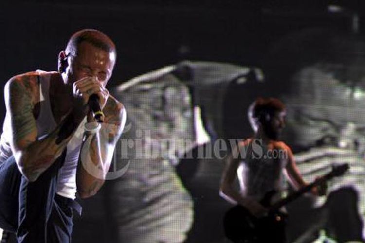 Chester Bennington, vokalis Linkin Park, beraksi dalam konser A Thousand Suns World Tour 2011 di Stadion Utama Gelora Bung Karno, Senayan, Jakarta, Rabu (21/9/2011) malam. 