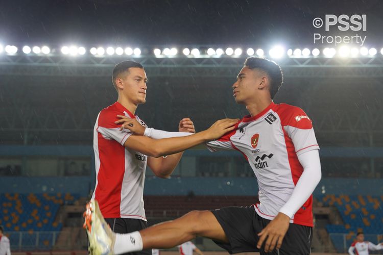 Kapten timnas Indonesia Jay Idzes (kiri) dan Marselino Ferdinan saat sesi latihan dalam persiapan jelang melawan China pada Kualifikasi Piala Dunia 2026 Zona Asia, Selasa (15/10/2024).