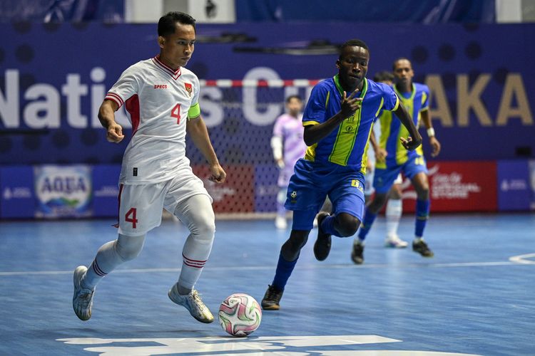 Pemain Timnas Futsal Indonesia Mochammad Iqbal (kiri) mendribel bola dengan dibayangi pemain Timnas Futsal Tanzania Razaki Zuma (kanan) pada turnamen Futsal Four Nations Cup 2025 di GBK Basket Hall, Senayan, Jakarta, Kamis (18/9/2025). ANTARA FOTO/Fauzan/bar