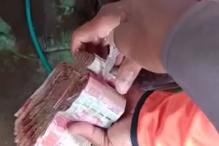 Uang Rp 12 juta milik Hari Sas yang ditemukan oleh relawan 