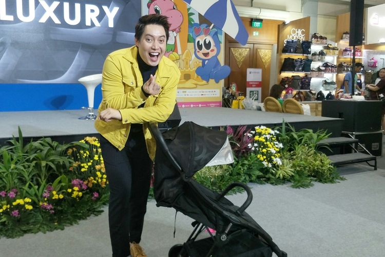 Pembawa acara yang juga artis peran Edric Tjandra saat ditemui di peluncuran Hybrid Stroller “Cabrio Ezy Fold” yang diluncurkan pada Indonesia Maternity Baby & Kids Expo-IMBEX PT Reed Panorama, JCC, Senayan, Jakarta Pusat, belum lama ini.