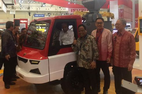 Jokowi Pilih Duduk di Kabin Mobil Perdesaan
