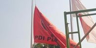 Penghormatan untuk Guruh Soekarnoputra, PDI-P Solo Kibarkan Bendera Partai Setengah Tiang