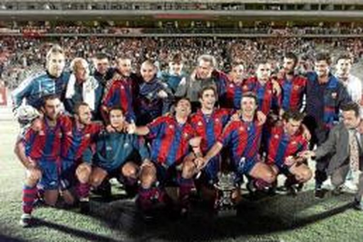 Skuad Barcelona asuhan Sir Bobby Robson ketika menjuarai Piala Super Spanyol 1996.