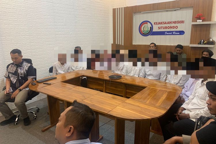 Sembilan terdakwa pengeroyokan siswa MTS di Situbondo saat sedang mengikuti sidang online di Rutan Situbondo Jawa Timur pada Jumat (21/6/2024).