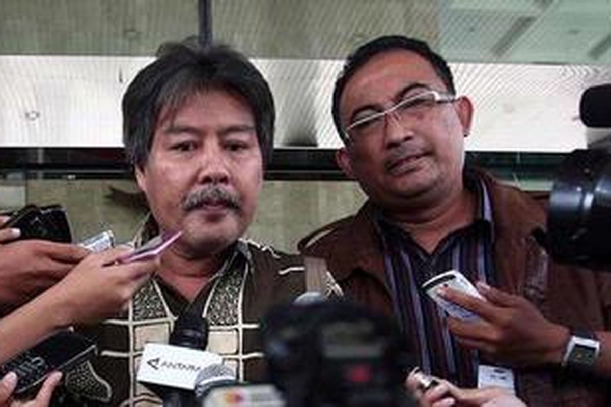 Mantan anggota DPR dari Fraksi Partai Demokrasi Indonesia Perjuangan, Agus Condro Prayitno (kiri), usai menjalani pemeriksaan lanjutan oleh penyidik KPK, Jakarta Selatan, Rabu (2/3/2011). Agus Condro menjalani pemeriksaan terkait kasus dugaan suap pemilihan Dewan Gubernur Senior Bank Indonesia Miranda Goeltom saat ia menjabat anggota DPR 1999-2004. 