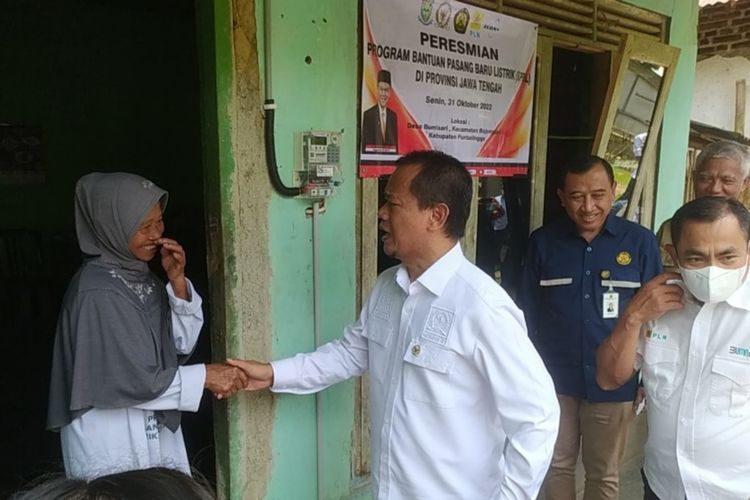 Markini (60) tertawa lepas saat peresmian program bantuan pasang baru listrik (BPBL) di rumahnya Desa Bumisari, Kecamatan Bojongsari, Kabupaten Purbalingga, Jawa Tengah, Senin (31/10/2022).