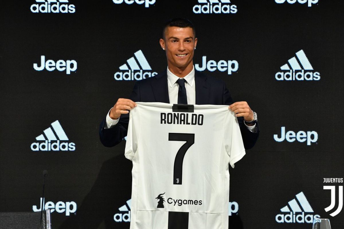 Cristiano Ronaldo pamerkan nomor kostum 7 Juventus saat melakukan jumpa pers pertamanya di klub tersebut, 16 Juli 2018.