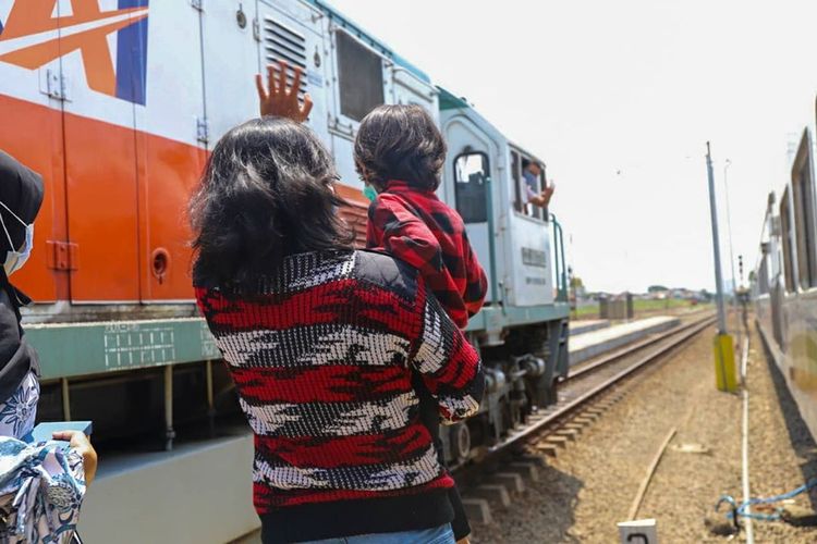 Baim, anak yang viral di dunia maya karena terlihat senang melihat kereta api, diajak oleh PT Kereta Api Indonesia untuk jalan-jalan naik kereta, Kota Bandung, Jawa Barat.